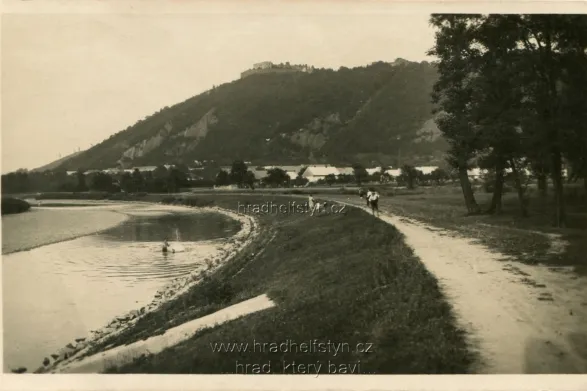 Helfštýn, MF, s Bečvou, 1947